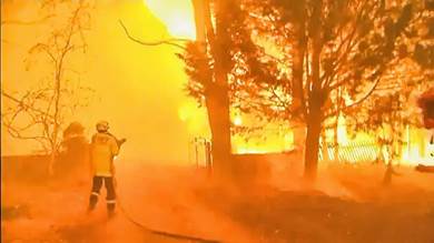النيران تلتهم أسترالياً وتجبر السكان والسياح على الفرار